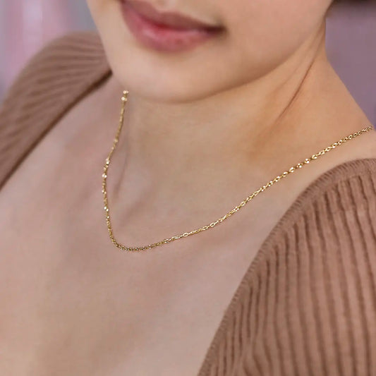 Cuello de mujer con cadena en tejido classic en oro amarillo de 18 quilates, con un largo de 45 cm y un ancho de eslabón de 1.8mm, hecho en Joyería Caracas.