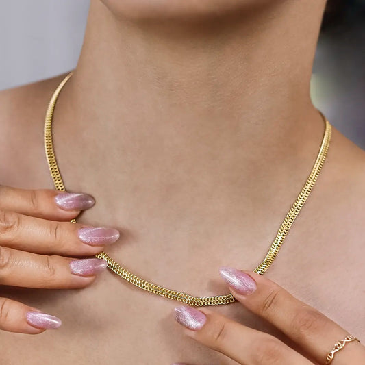 Cuello de mujer con cadena en tejido saduza en oro amarillo de 18 quilates, hecho en Joyería Caracas. 