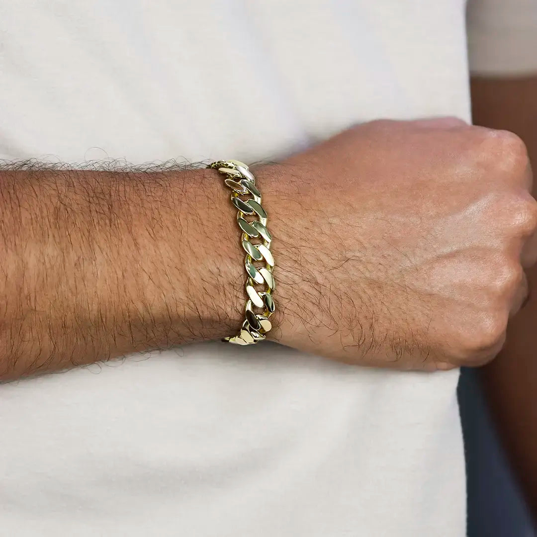 Mano de hombre con pulsera en tejido cubano en oro amarillo de 18 quilates, hecho en Joyería Caracas. 