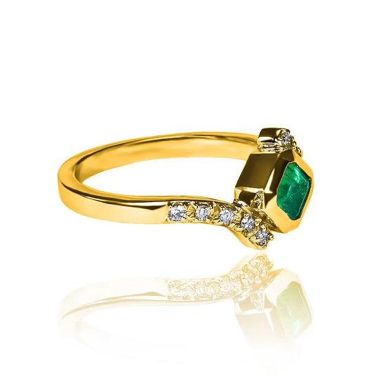 Anillo de compromiso emerald &amp; diamonds in arms es una verdadera joya. Hecho con oro 18k, diseño de Joyería Caracas es un símbolo con certificado de calidad y garantía para toda la vida.