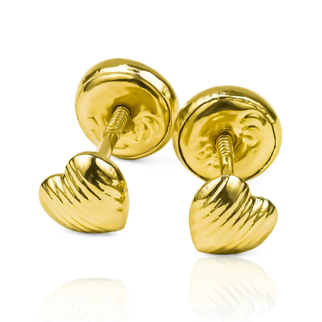 los Topitos Corazón acanalado s de Joyería Caracas. Estos hermosos pendientes están elaborados en Oro 18K, asegurando un brillo y calidad duraderos. Con garantía para toda la vida