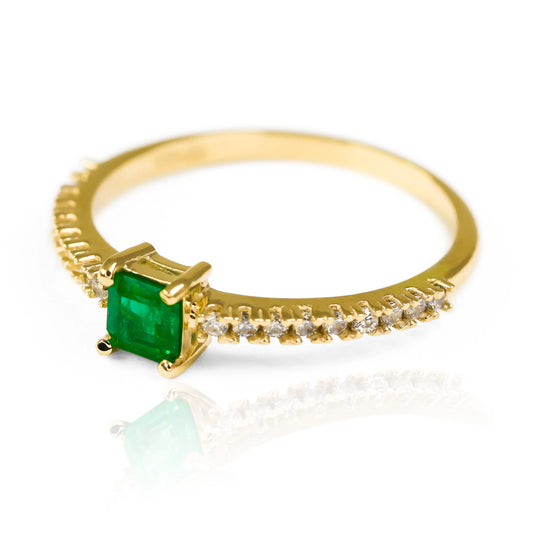 Anillo de compromiso Green Passion, fabricado en oro 18k de alta calidad y certificado de garantía de Joyería Caracas.