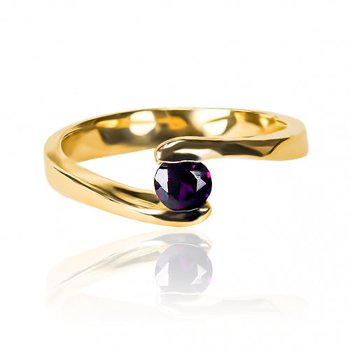 anillo de compromiso wave III purple es una joya elegante de Joyería Caracas. Hecho de oro 18k, este anillo cuenta con un certificado de calidad y garantía de por vida